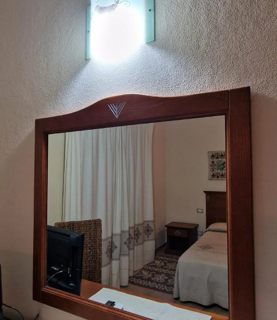 Albergo Ristorante Pizzeria Monte Arcosu Uta 3*,